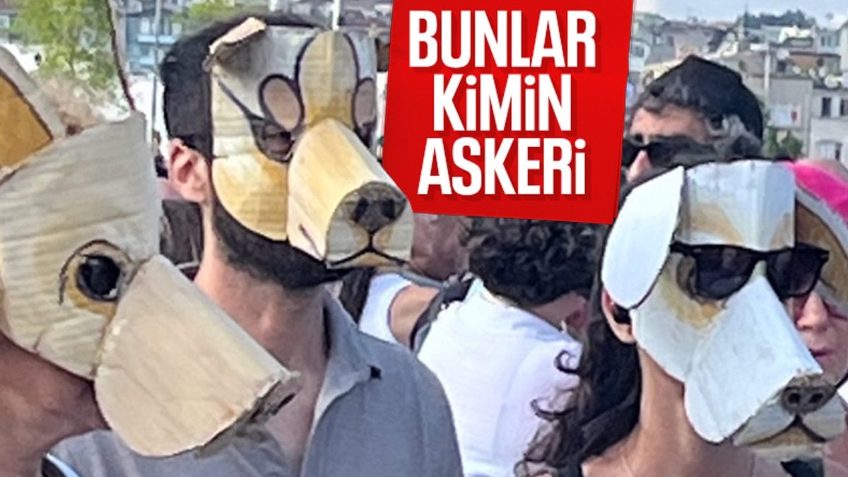 İstanbul’da sokak hayvanları için eylem yapıldı: Köpek kılığına girdiler